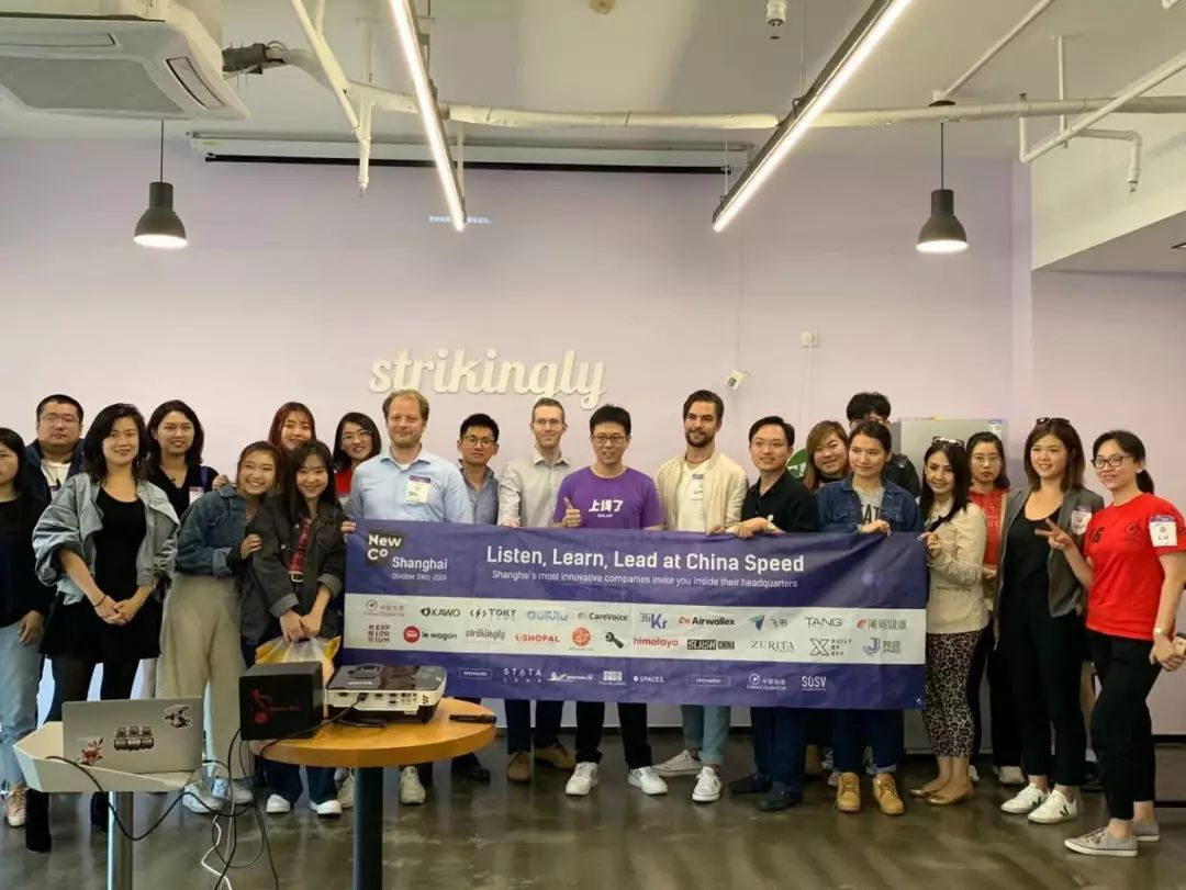 David与参会者合影 David与参会者合影